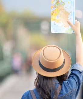 Ảnh khách du lịch xem bản đồ