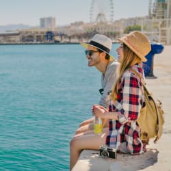 Ảnh bạn trẻ ngồi trên cầu cảng